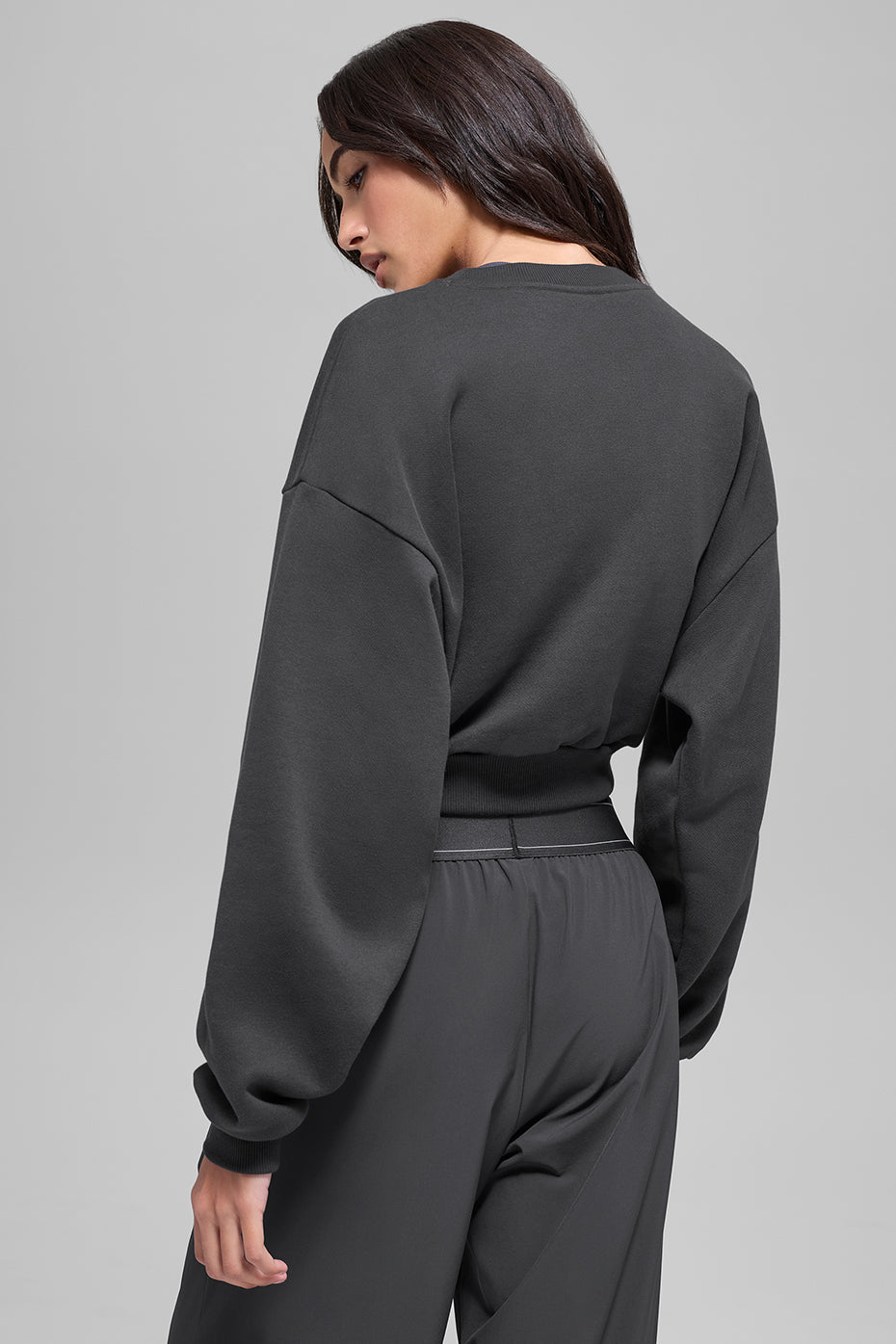 Cropped Accolade Crewneck - Anthracite - Image 4